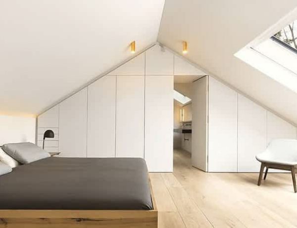 Habitación minimalista en buhardilla color blanco