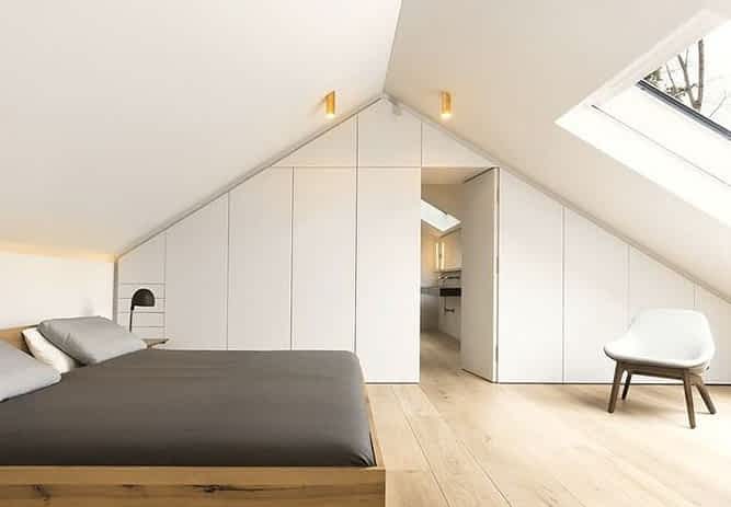 Habitación minimalista en buhardilla color blanco