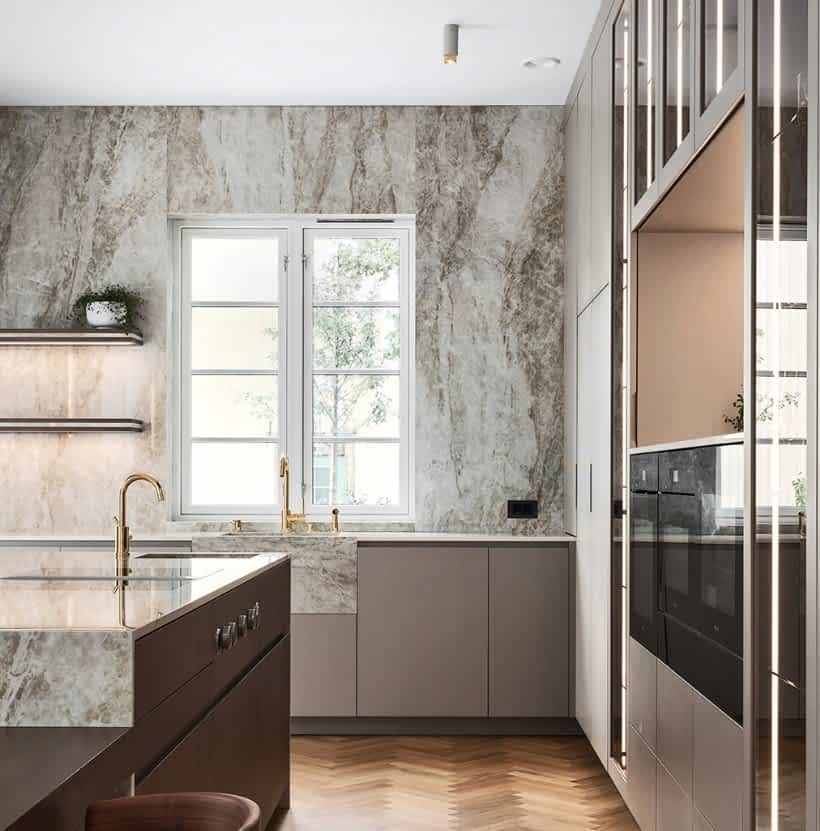 cocina con suelos de madera y marmol
