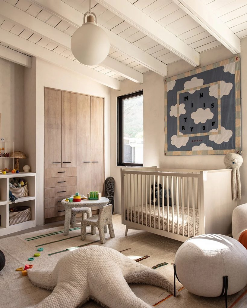 habitación para bebé con tonos claros