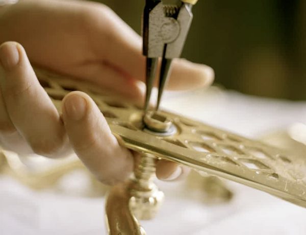 Artesano ajustando y arreglando un pomo de puerta
