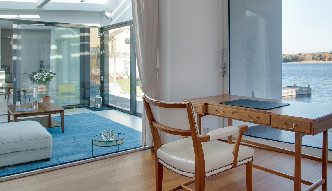 salón espacioso con vistas al lago
