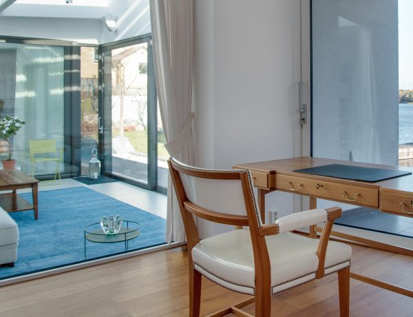 salón espacioso con vistas al lago