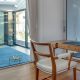 salón espacioso con vistas al lago