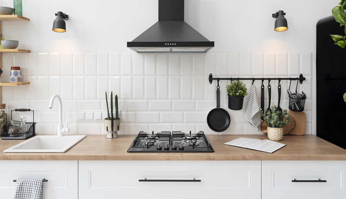 Cocina blanco con detalles en negro mate