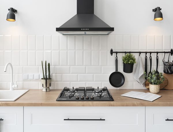 Cocina blanco con detalles en negro mate
