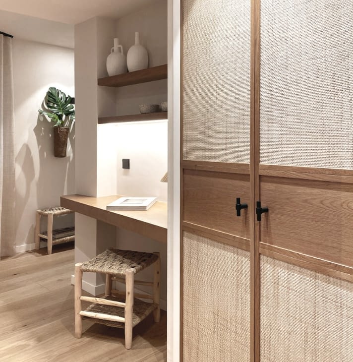 Pomos de formani de color negro mate en armario marrón