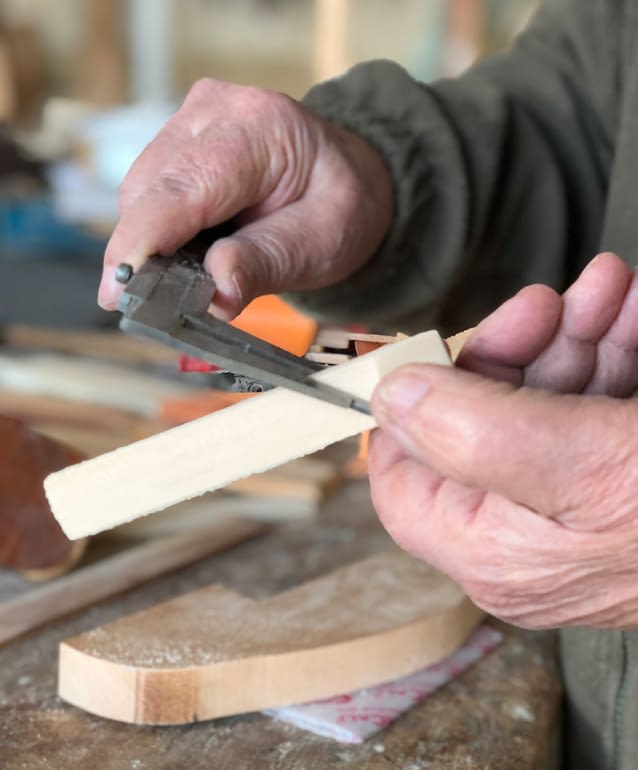 Restaurador de muebles puliendo una pieza de madera