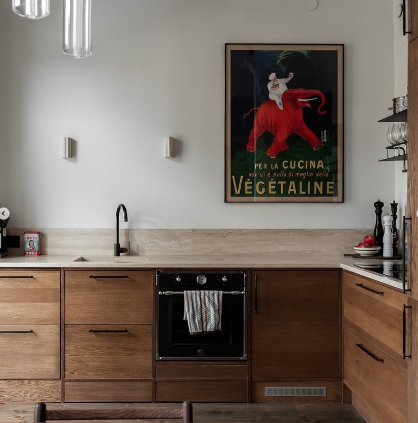 Tirador negro en cocina con muebles marrones