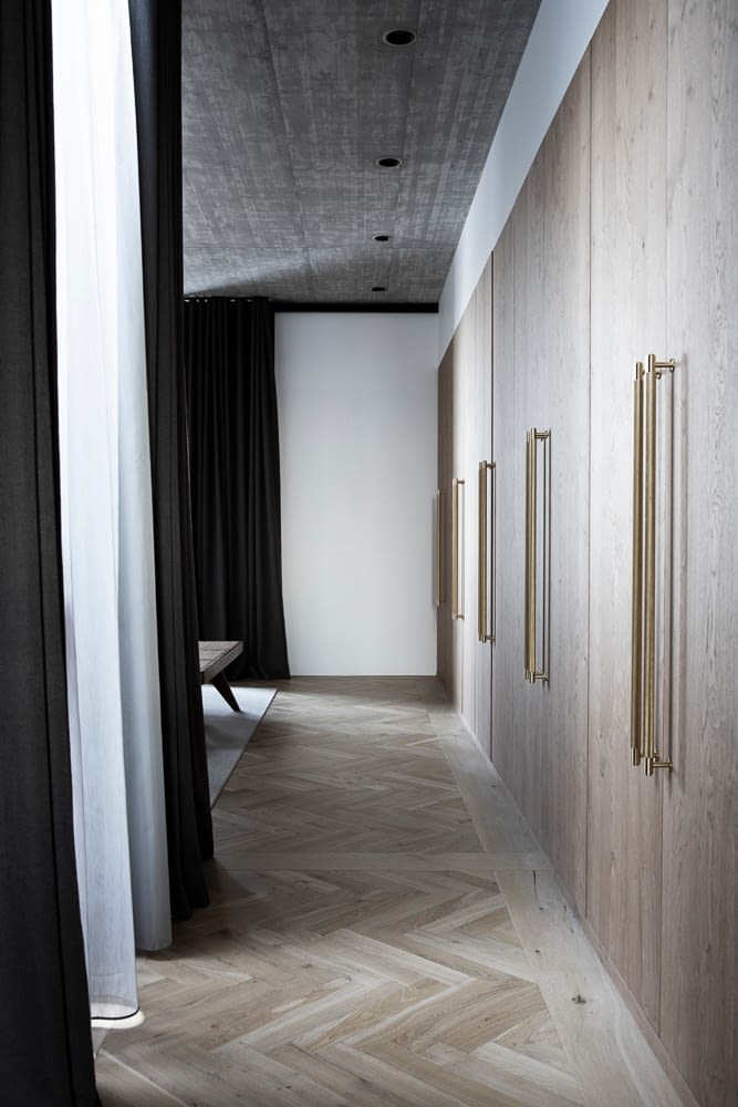 Herraje dorado en vestidor